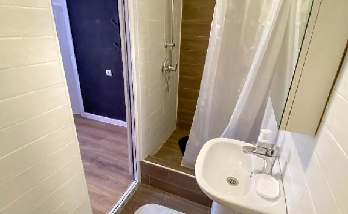 Трехместная комната на втором этаже 2. Гостевой дом GreenWall. Анапа