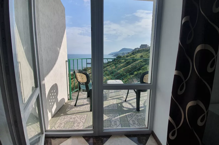 2-местный номер с балконом и видом на море, горы, бассейн и Алушту. Гостевой дом "Асаль". Лазаревское