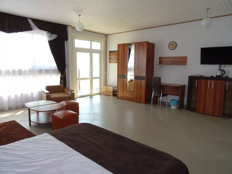 Полулюкс с витражными окнами(с видом на море). Гостевой дом "Золотые пески". Гудаута