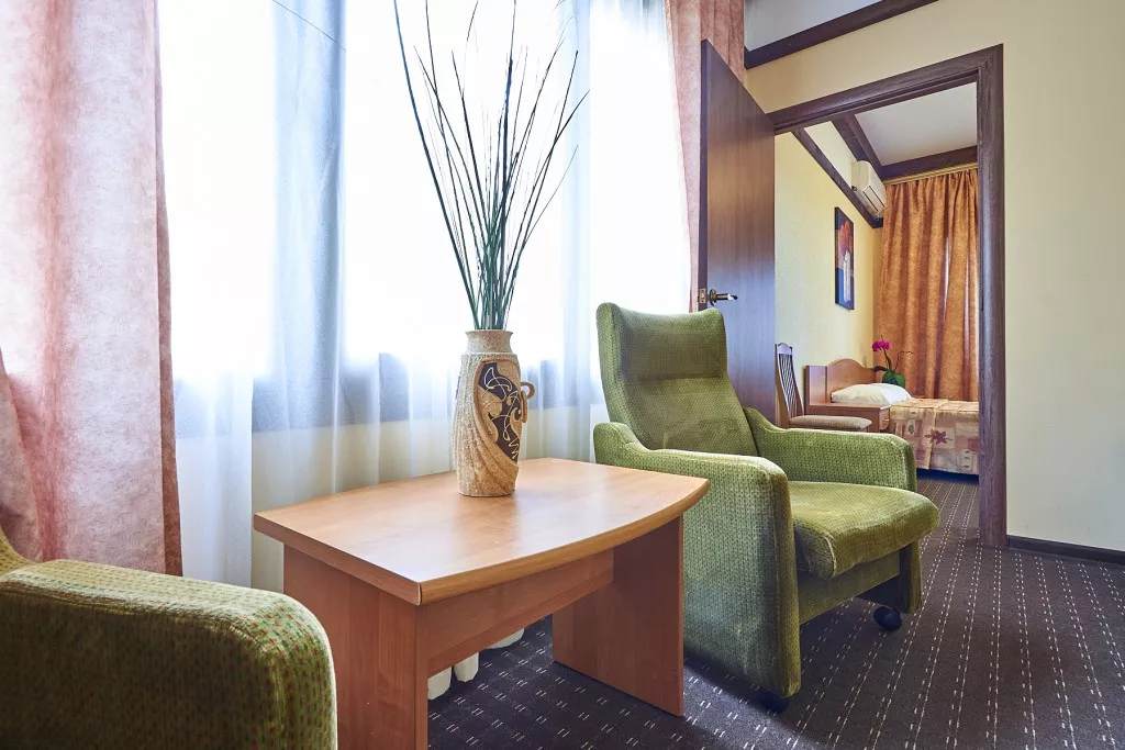 «Дэлюкс» — двухкомнатный номер. Пансионат "Лад" ★★★. Макопсе «Дэлюкс» — двухкомнатный номер. Пансионат "Лад" ★★★. Макопсе