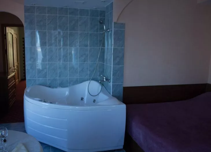 «Стандарт с джакузи» 2х-местный . Отель Водноспортивный клуб-отель "Торнадо". Ейск