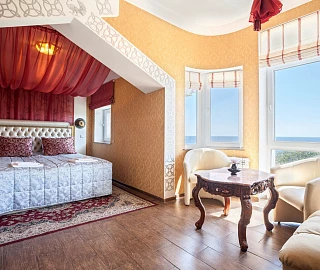 Трехместный номер класса «Полулюкс». Отель "Гранд Флер". 