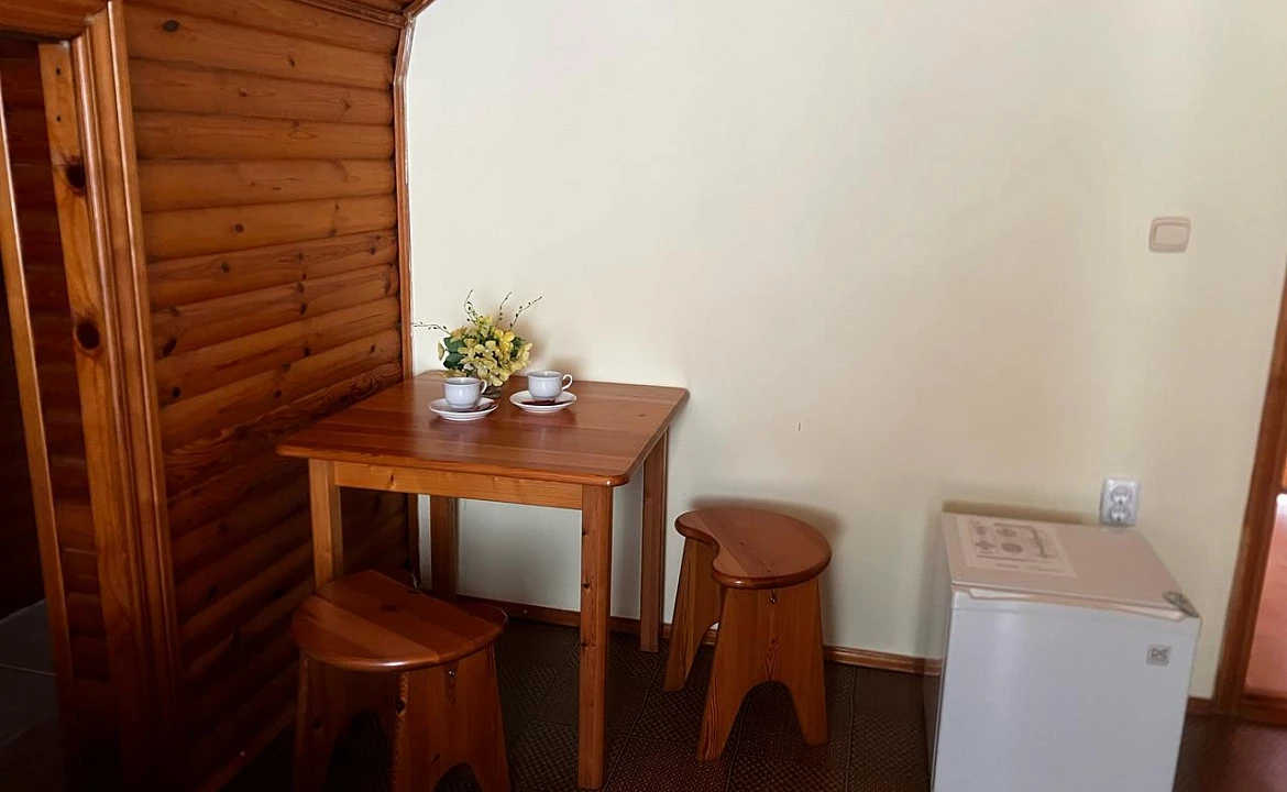 Трёхместный номер с двуспальной кроватью и односпальной кроватью. Гостевой дом Эксклюзив. Вардане