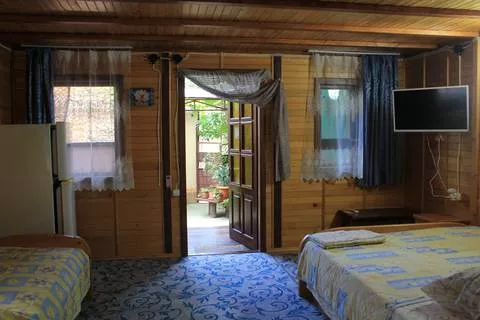 Деревянный коттедж на первом этаже № 2. Гостевой дом Гостевой дом «Ольга». Алушта