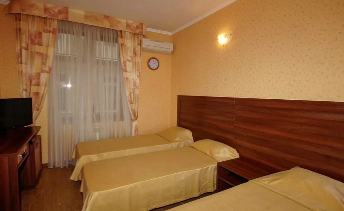 Трехместный с тремя кроватями. Гостевой дом «L’ete» . Лазаревское