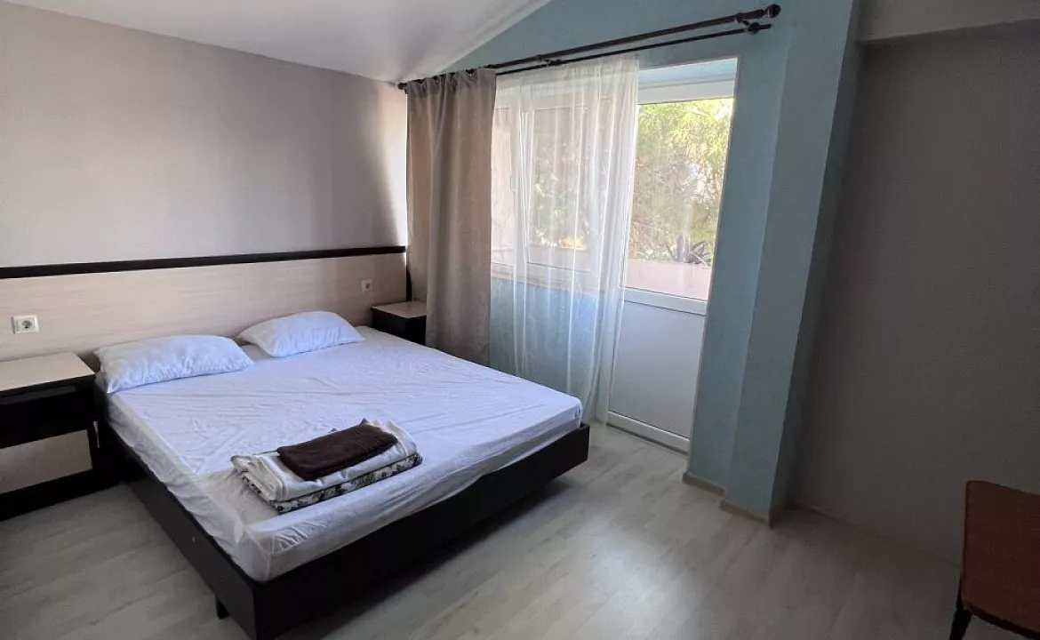 Четырехместный улучшенный номер с балконом, от 1 до 4 гостей, двуспальная кровать, балкон. Мини-отель Моника. Анапа Четырехместный улучшенный номер с балконом, от 1 до 4 гостей, двуспальная кровать, балкон. Мини-отель Моника. Анапа