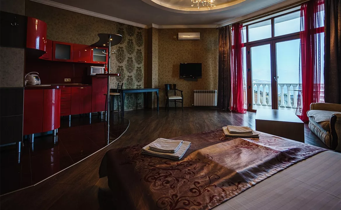 Апартаменты студия с террасой и видом на море 2. Гостевой дом Лиана. Ливадия