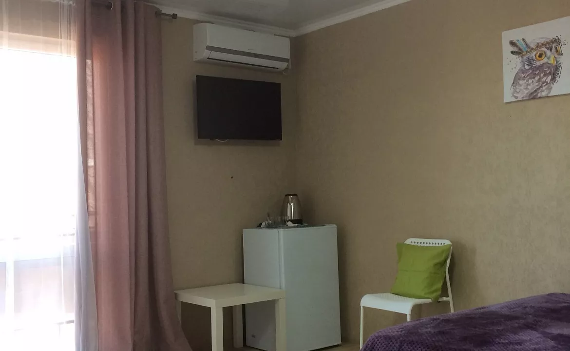 Трёхместный номер. Гостевой дом «Пчела». Ейск