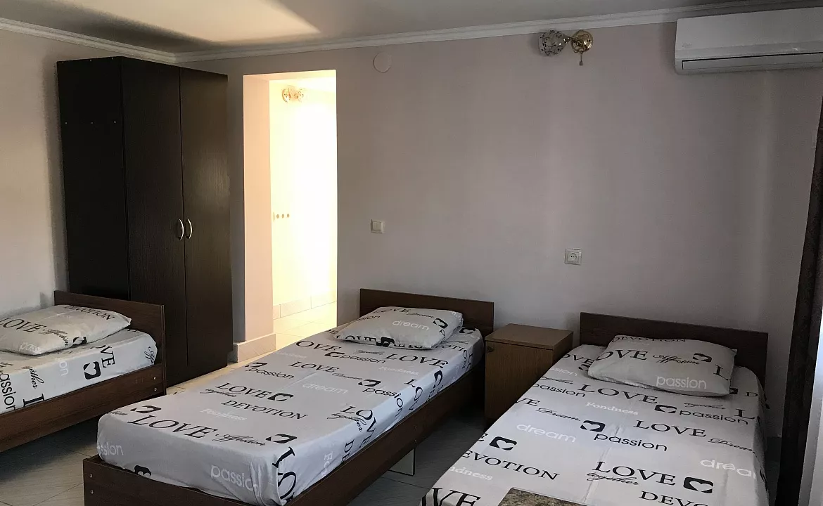 Люкс 4-х местный  . Гостевой дом "Оазис". Сухум