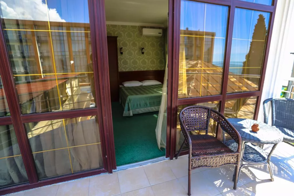 Люкс с балконом и кроватью размера «king-size». Отель "Индисан". Гагра