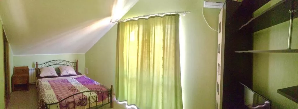 Номер с кроватью размера 