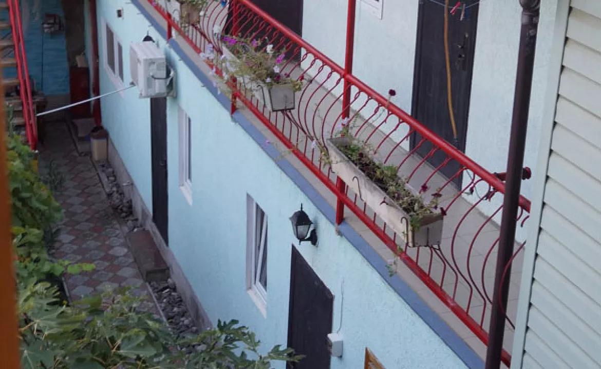 Четырехместный номер стандарт с кухней. Гостевой дом "У Леопольдовича". Малореченское