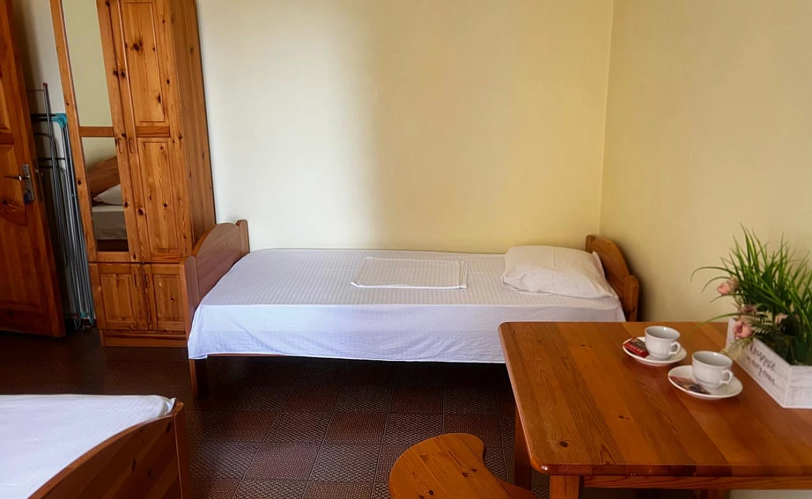 Трёхместный номер с двуспальной кроватью и односпальной кроватью. Гостевой дом Эксклюзив. Вардане