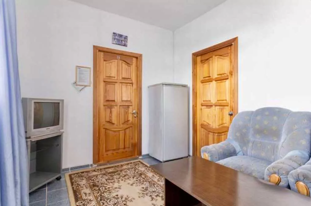 Трехместный номер с удобствами на блок. Гостиница "Алекс". Витязево