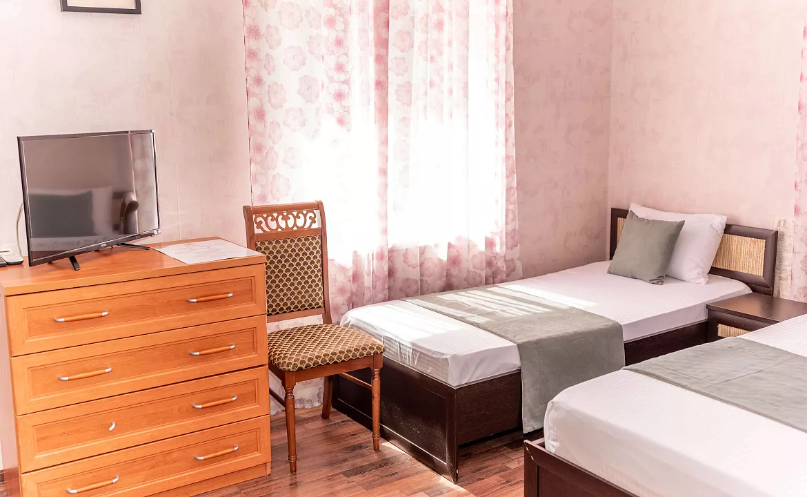 Трехместный Бюджетный Стандарт. Курортный гостиничный комплекс “Можжевеловый Парк”. Кабардинка