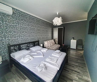 Комфорт двухместный с балконом (1 этаж). Отель SkyTerra park hotel . Комфорт двухместный с балконом (1 этаж). Отель SkyTerra park hotel .