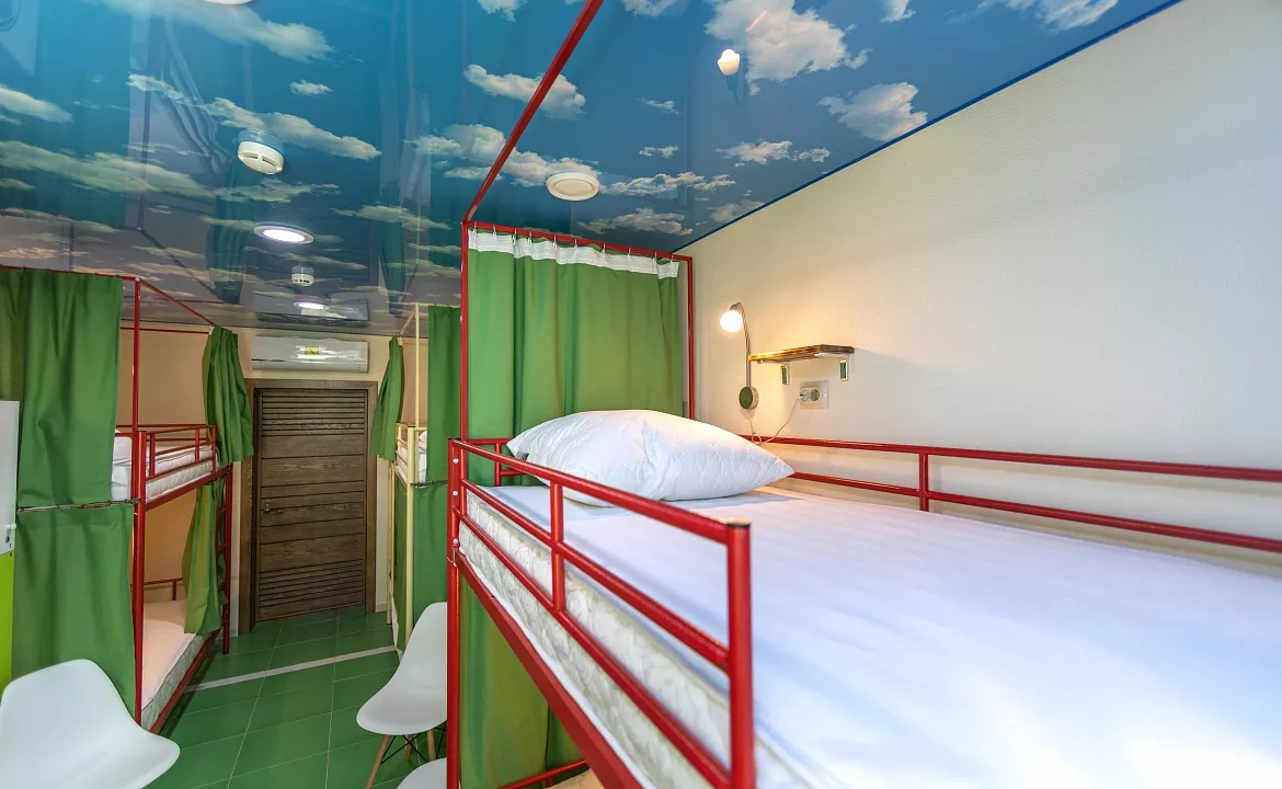 Кровать в общем 8-местном номере для мужчин. Хостел Bamboo Hotel. Адлер