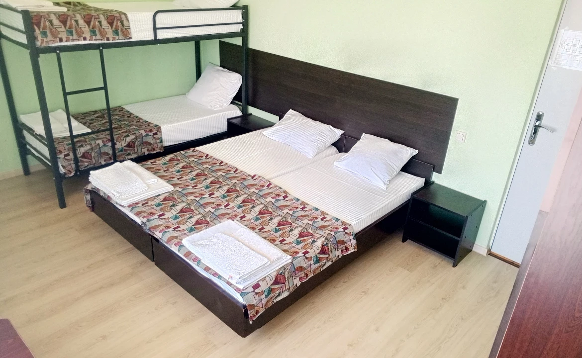 Четырёхместный номер с балконом. Отель "Гермес" . Вардане