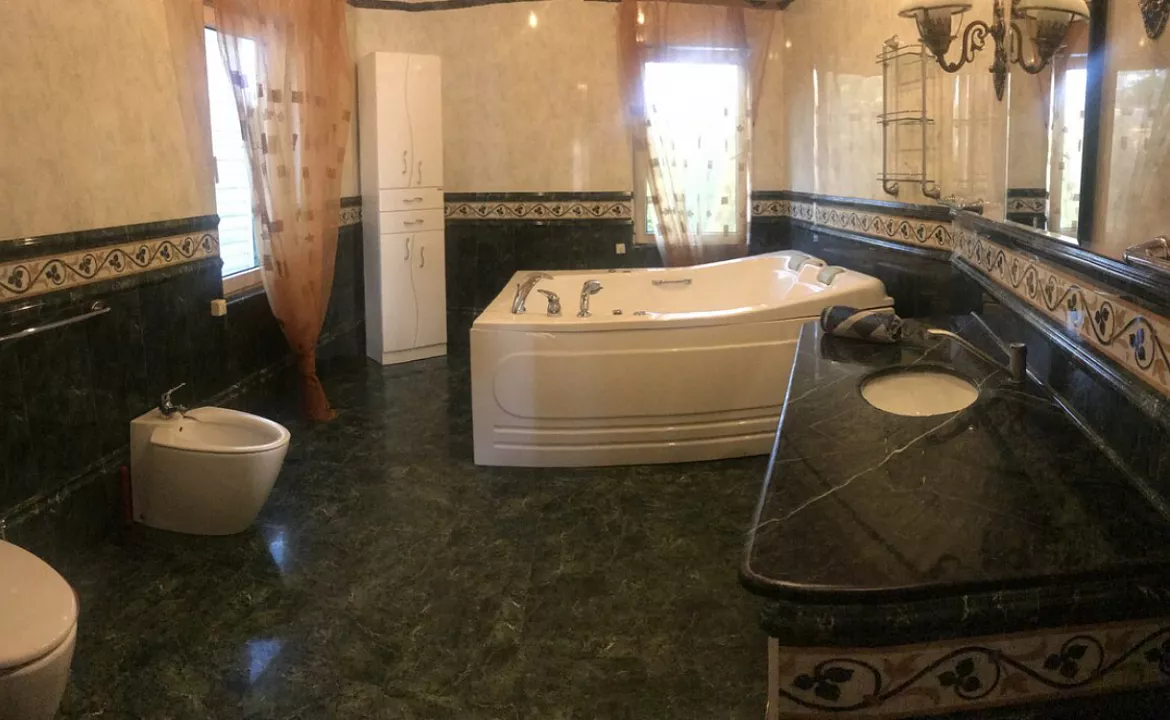 Семейный люкс. Эллинг Кипарис . Лоо