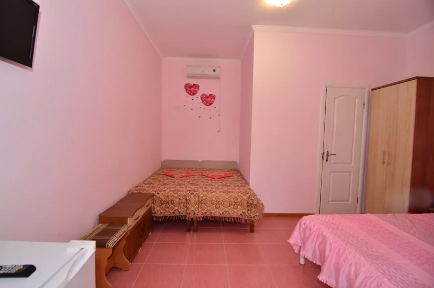 4-местный номер «Розовая мечта». Гостевой дом Гостевой дом «Радуга». Саки 4-местный номер «Розовая мечта». Гостевой дом Гостевой дом «Радуга». Саки