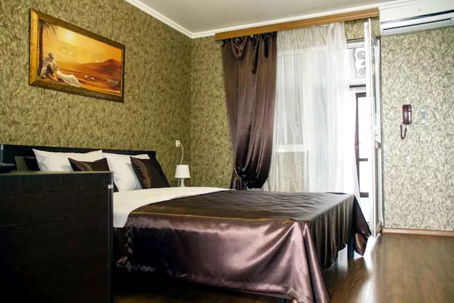 2-х комнатный номер, с балконом, с видом на горы/на море . Отель "ПОСЕЙДОН". Гагра