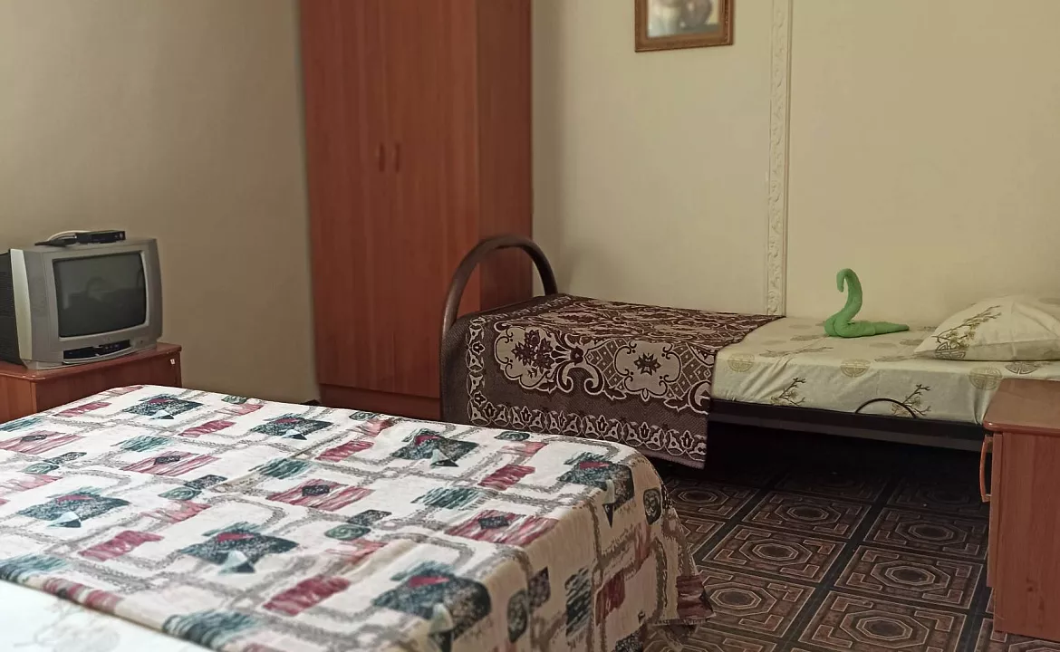 Трёхместный номер эконом. Гостевой дом Белые скалы. Лазаревское Трёхместный номер эконом. Гостевой дом Белые скалы. Лазаревское