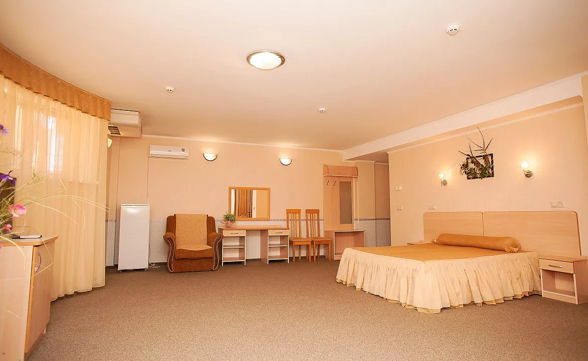 Стандартный семейный номер на 1 этаже . Гостевой дом Дом у Моря ЛАКИ. Геленджик Стандартный семейный номер на 1 этаже . Гостевой дом Дом у Моря ЛАКИ. Геленджик