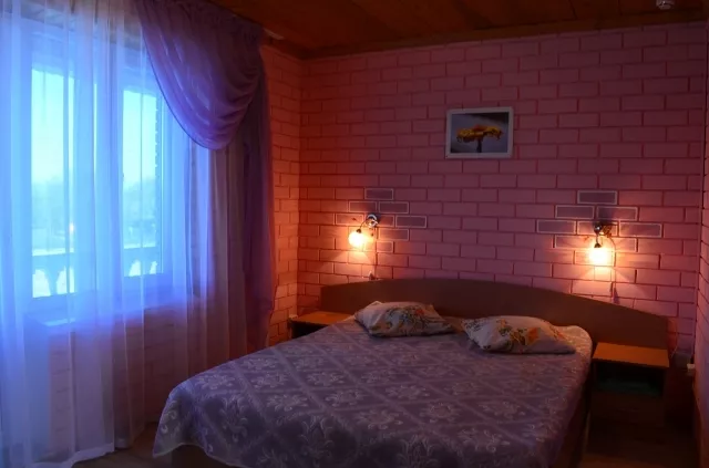  2-х местный однокомнатный номер в главном корпусе с балконом. Гостиница комплекс "Новинка". Ейск