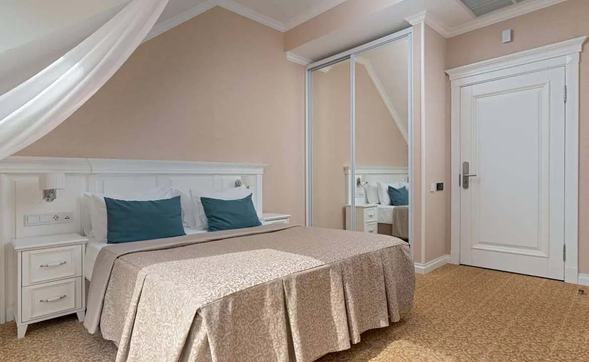 Однокомнатный двухместный номер «Стандарт Мансарда». Семейный отель Династия. Геленджик