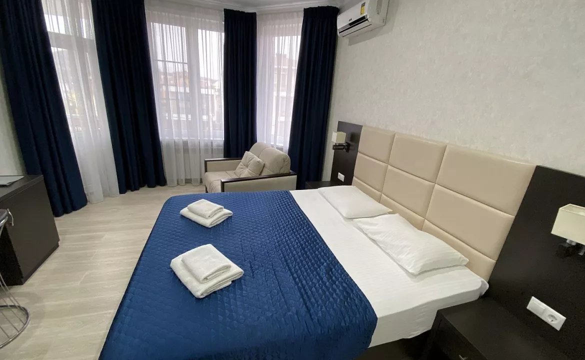 Улучшенный трехместный номер с 1 кроватью или 2 отдельными кроватями и креслом-кроватью. Отель BLUE MARINE HOTEL. Адлер