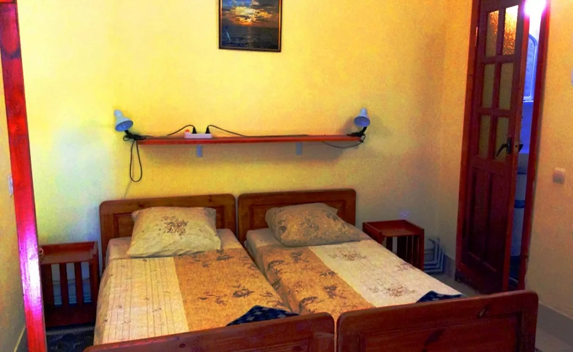 Двухместный номер с душем в отеле на берегу Черного моря. Гостиница "Тихий отель". Приморский Двухместный номер с душем в отеле на берегу Черного моря. Гостиница "Тихий отель". Приморский