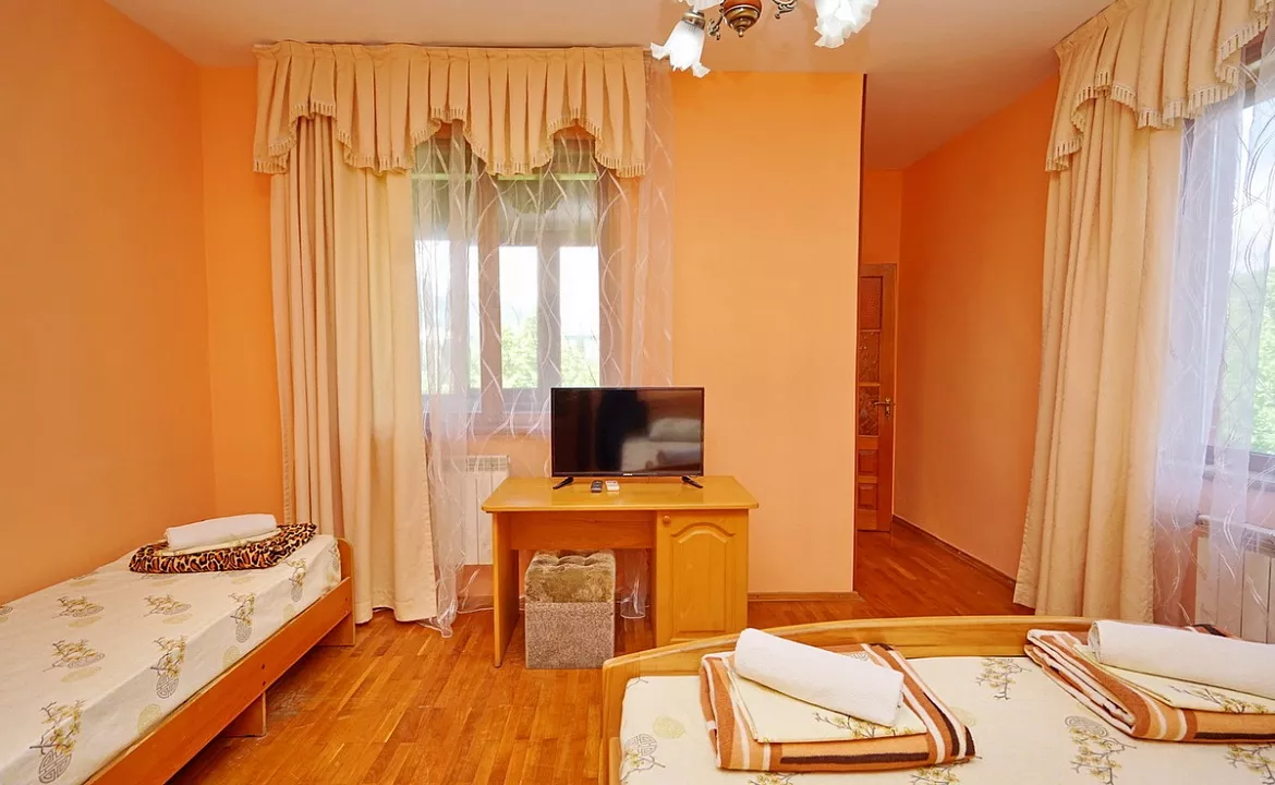 3-х местный номер стандарт. Гостевой дом Атлантис. Лазаревское