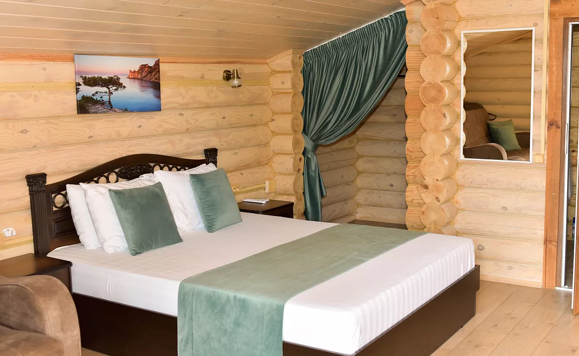 Семейный номер в срубе. Курортный гостиничный комплекс “Можжевеловый Парк”. Кабардинка