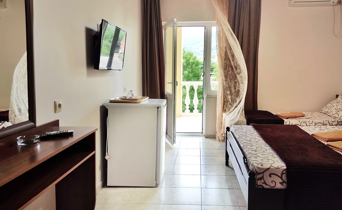 Трехместный с удобствами и балконом. Гостевой дом "Одиссей" - Кабардинка. Кабардинка