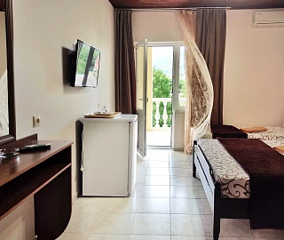 Трехместный с удобствами и балконом. Гостевой дом "Одиссей" - Кабардинка. 