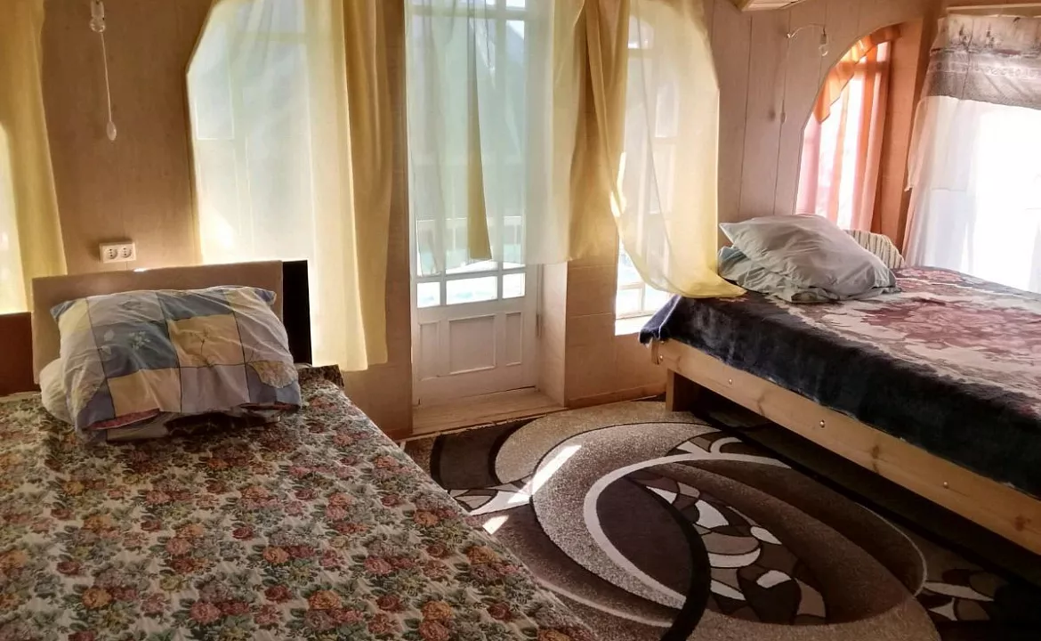 Комната 14 м² в 4-к, 1/1 эт.. Квартира в многоквартирном доме Комната 14 м² в 4-к, 1/1 эт.. Ейск