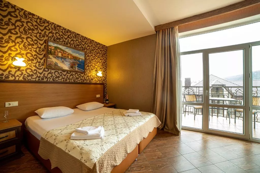 Четырехместный номер с балконом. Отель Атмосфера. Кабардинка Четырехместный номер с балконом. Отель Атмосфера. Кабардинка