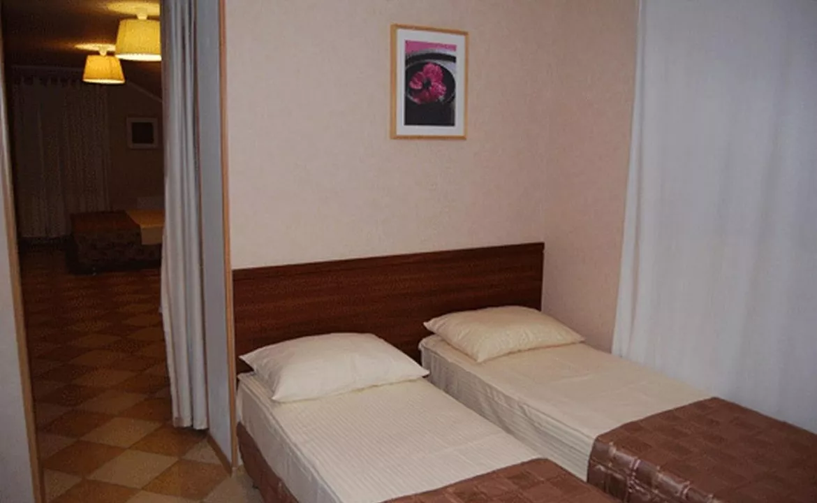 2, 3-х местный «Полулюкс» с балконом, с выходом к бассейну. Гостиница Горная долина. Архипо-Осиповка