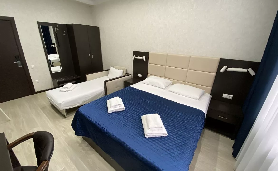 Семейный двухкомнатный пятиместный с балконом. Отель BLUE MARINE HOTEL. Адлер