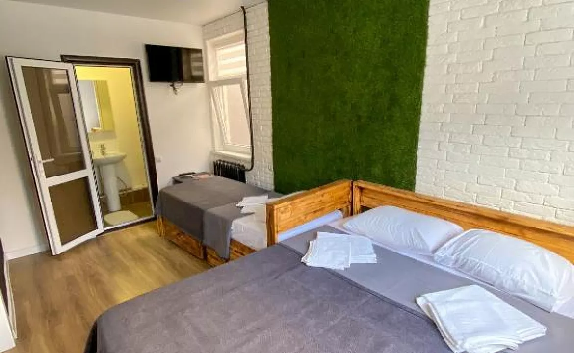 Трехместная комната на втором этаже 2. Гостевой дом GreenWall. Анапа