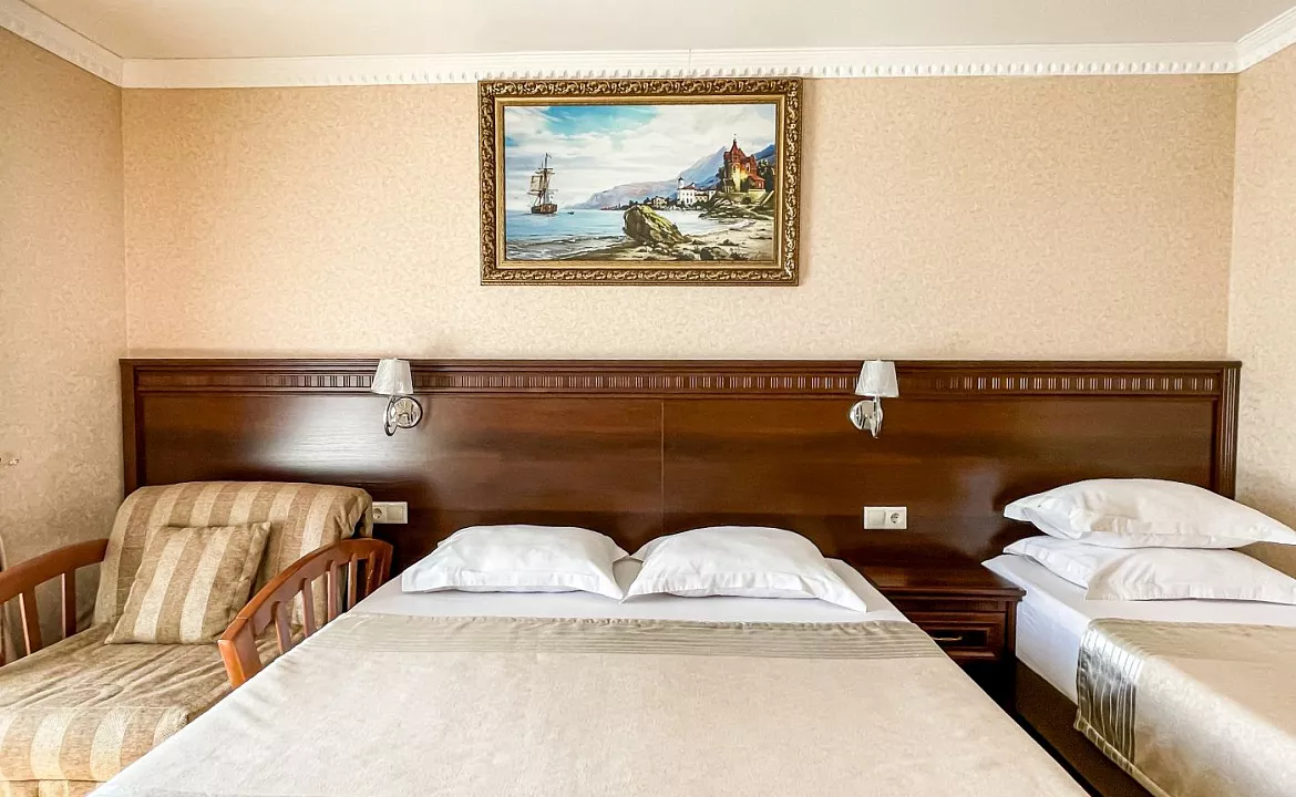 Полулюкс 4-х местный (с балконом). Anzhelina Family Hotel. Витязево