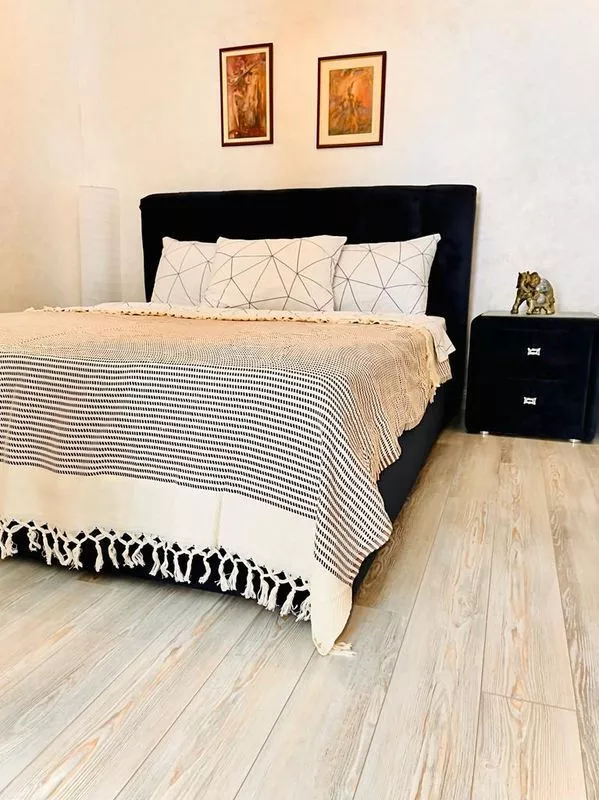 . Квартира в многоквартирном доме Апартаменты на Просторной. Голубая бухта