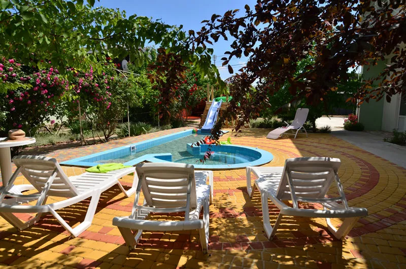 . Частная усадьба "Дом Роз". Заозерное