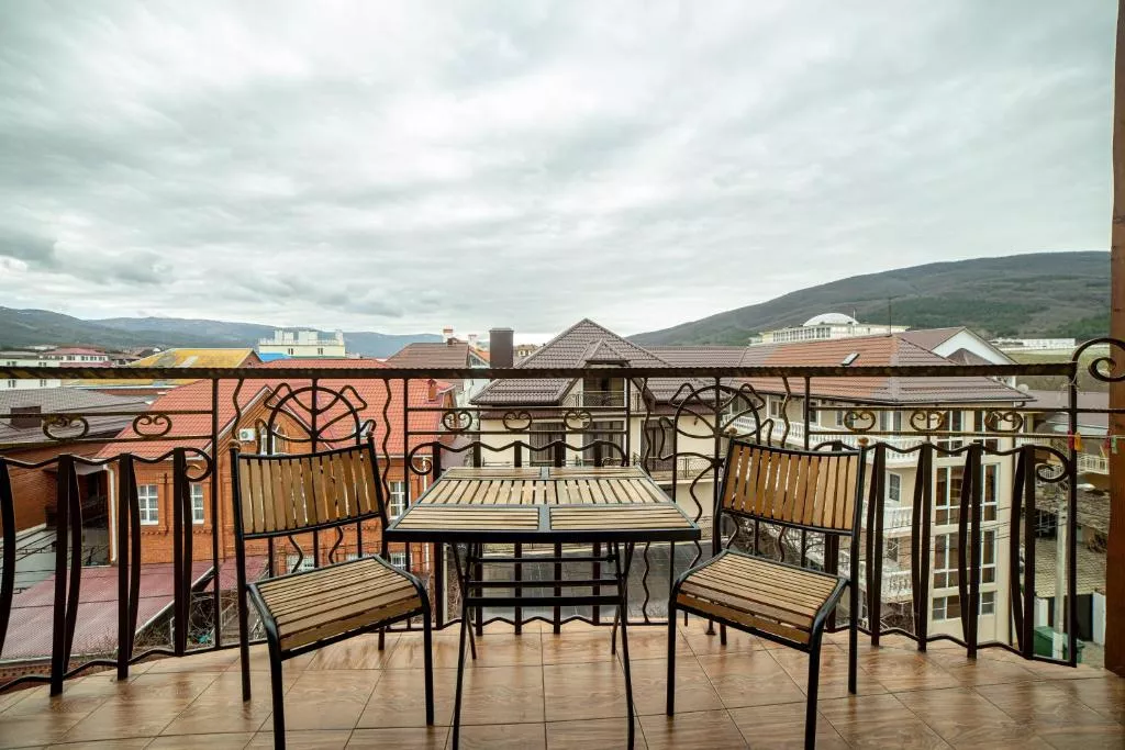 Четырехместный номер с балконом. Отель Атмосфера. Кабардинка Четырехместный номер с балконом. Отель Атмосфера. Кабардинка