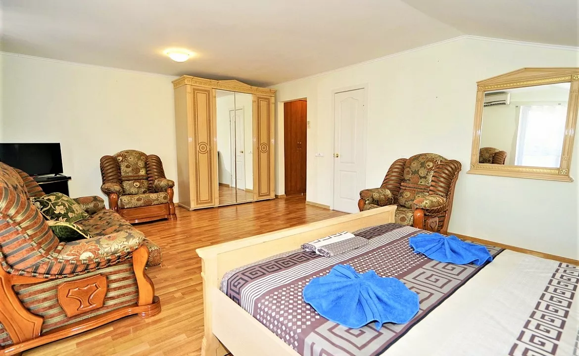 4-х  местный номер люкс с кухней и балконом. Гостевой дом "Лазурит". Лазаревское