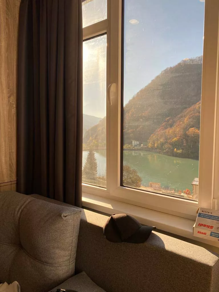 . Частный сектор Красная Поляна с видом на озеро и горы. Красная Поляна