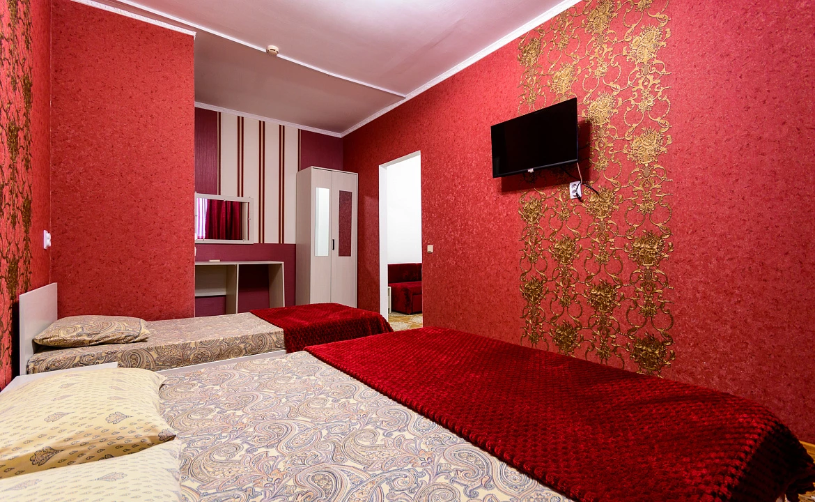 Семейный трёхместный комфорт. Гостевой дом УЮТ на ул. Новороссийское шоссе 1/7. Джубга