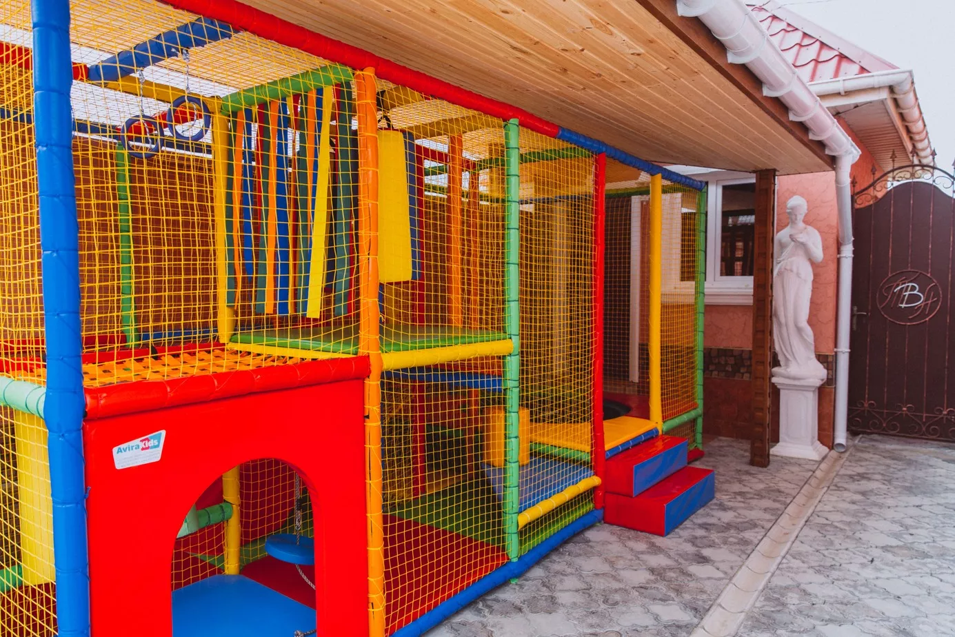 . Гостевой дом «Red House». Заозерное . Гостевой дом «Red House». Заозерное