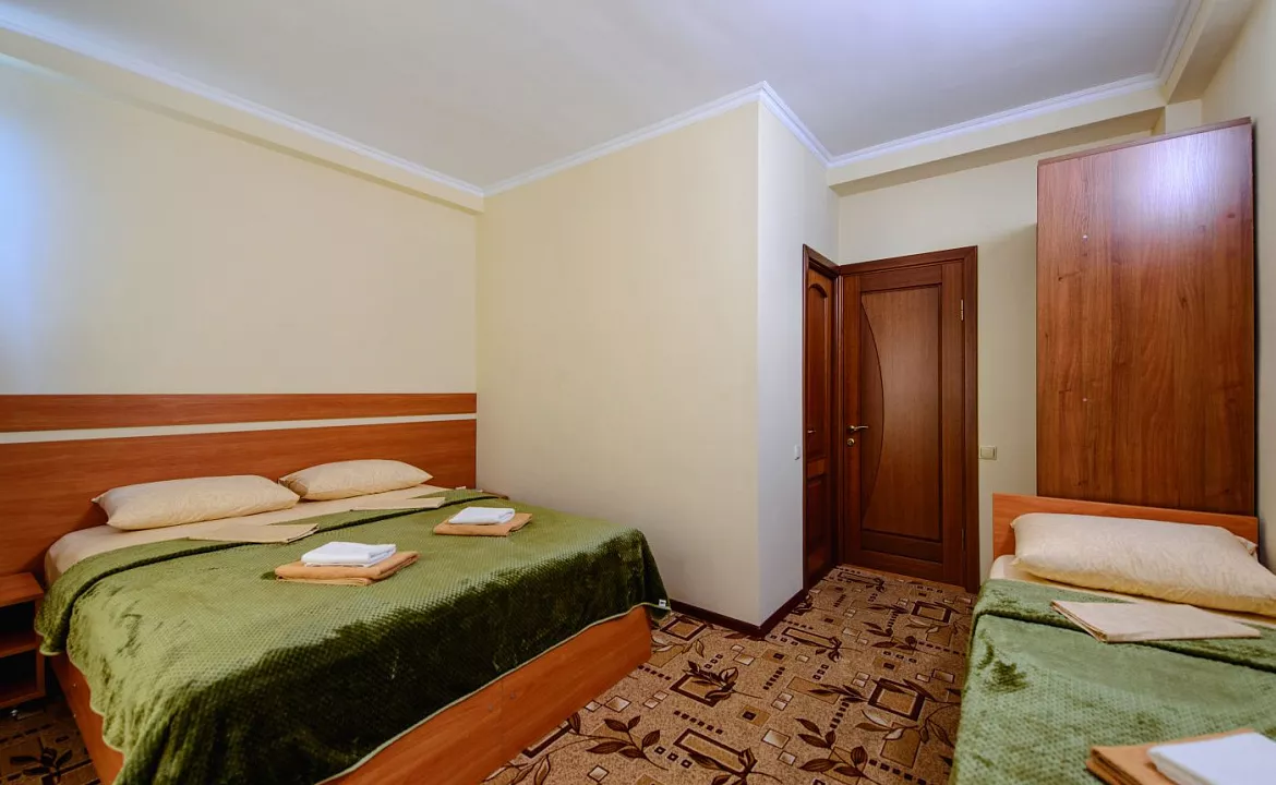 Трехместный стандарт. Гостевой дом "Заря". Лазаревское Трехместный стандарт. Гостевой дом "Заря". Лазаревское