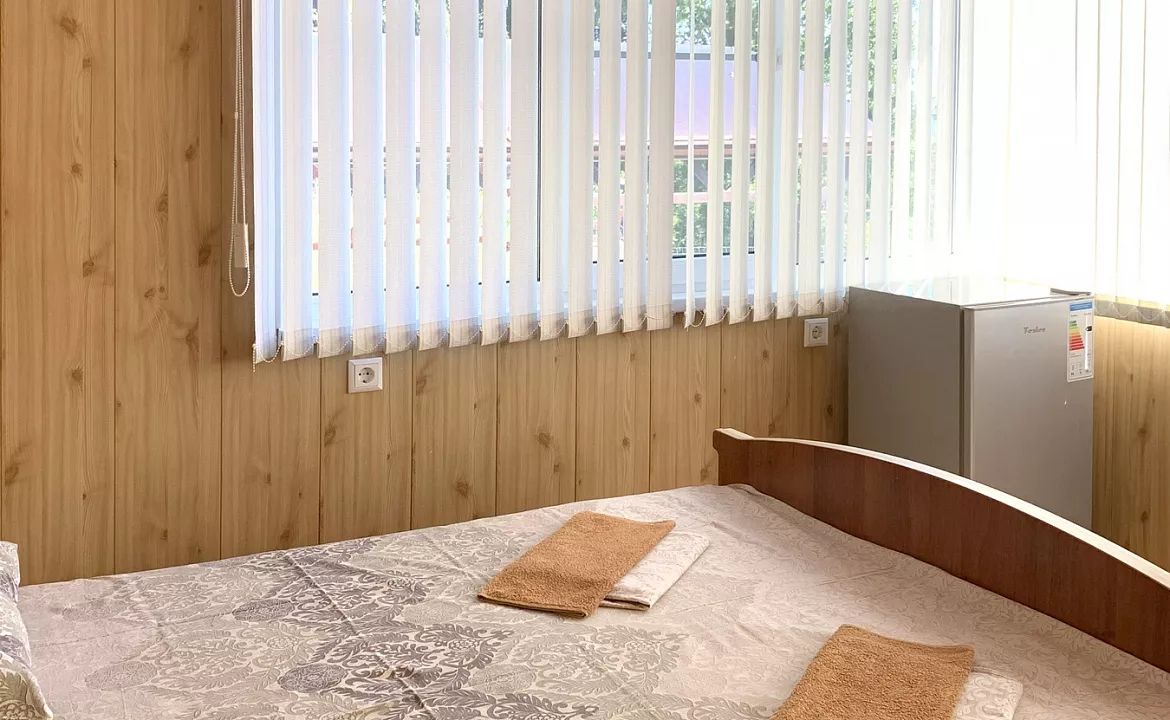 Двухместный номер с панорамным окном. Гостевой комплекс "Буэнос Диас". Совет-Квадже